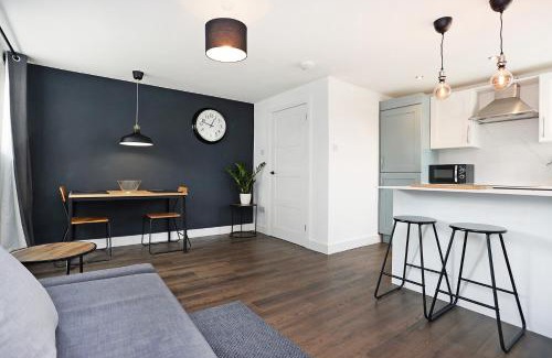 Old Town Apartment | JOIVY Contemporary Royal Mile Apartment with Balcony