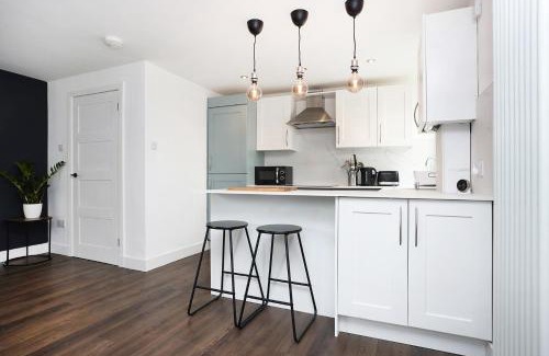 Old Town Apartment | JOIVY Contemporary Royal Mile Apartment with Balcony