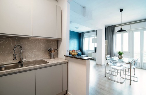Como Apartment | JOIVY Family Flat W/Balcony