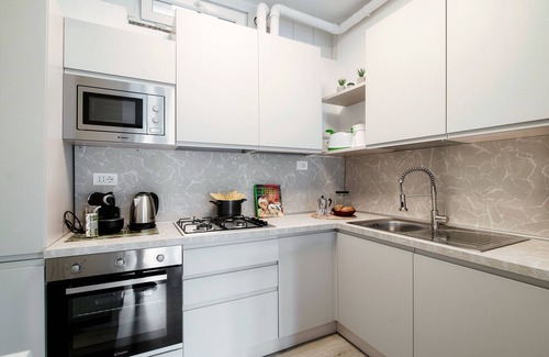 Como Apartment | JOIVY Family Flat W/Balcony