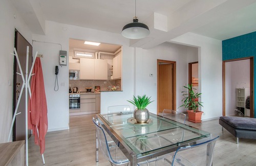 Como Apartment | JOIVY Family Flat W/Balcony