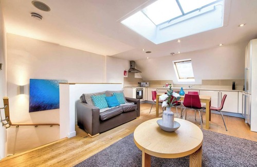 West End Apartment | JOIVY Quiet Mews Street Apartment in the Heart of Edinburgh