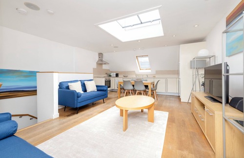 West End Apartment | JOIVY Quiet Mews Street Apartment in the Heart of Edinburgh