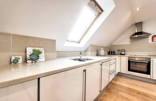 West End Apartment | JOIVY Quiet Mews Street Apartment in the Heart of Edinburgh