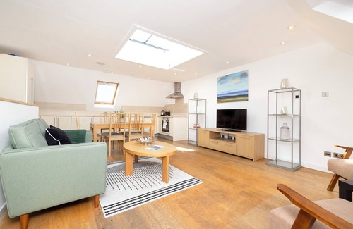 West End Apartment | JOIVY Quiet Mews Street Apartment in the Heart of Edinburgh