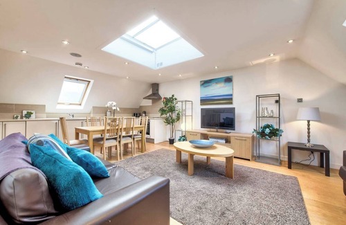 West End Apartment | JOIVY Quiet Mews Street Apartment in the Heart of Edinburgh