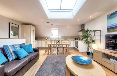 West End Apartment | JOIVY Quiet Mews Street Apartment in the Heart of Edinburgh