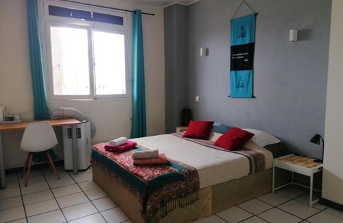 Centre-Ville House | Jolie chambre climatisée avec balcon chez l'habitant