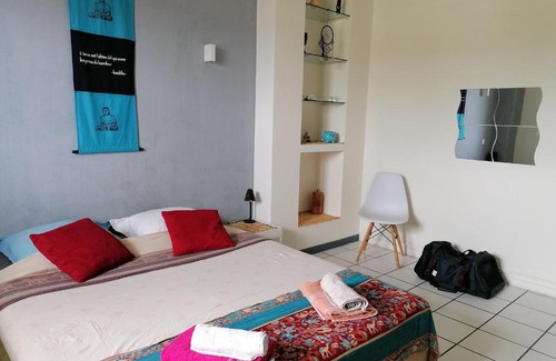 Centre-Ville House | Jolie chambre climatisée avec balcon chez l'habitant