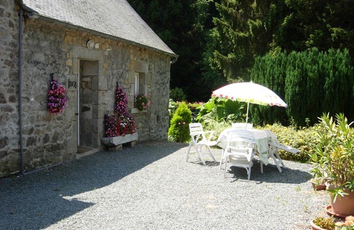 Pommerit-le-Vicomte Cottage | Jolie longére moulin à eau avec roue en action.