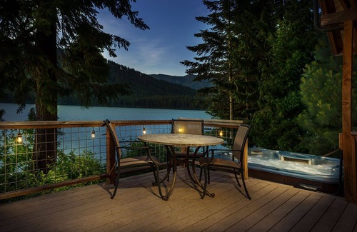 Leavenworth Cabin | Journey's End-Lake, Hot Tub, Sauna, WIFI, Dock