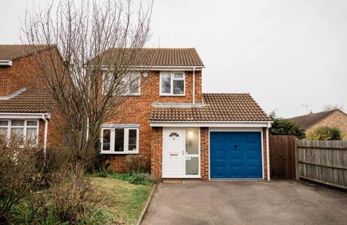 Kempston Villa | Jowitt Avenue | Detached House | Parking & Garden | eco-Short Term Let by SILVA