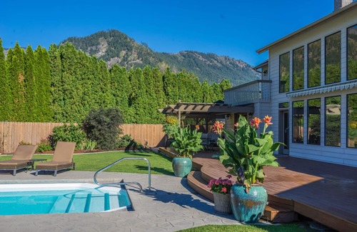 Leavenworth House | Joyful Place ~ Saltwater Pool ~ Hot Tub ~ Game Room