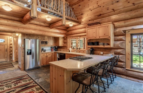Leavenworth Cabin | JR's Riverfront Retreat ~ Waterfront ~ Hot Tub ~ Game Room