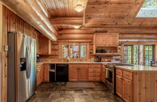 Leavenworth Cabin | JR's Riverfront Retreat ~ Waterfront ~ Hot Tub ~ Game Room
