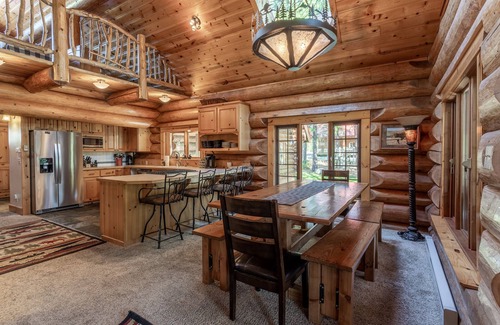 Leavenworth Cabin | JR's Riverfront Retreat ~ Waterfront ~ Hot Tub ~ Game Room