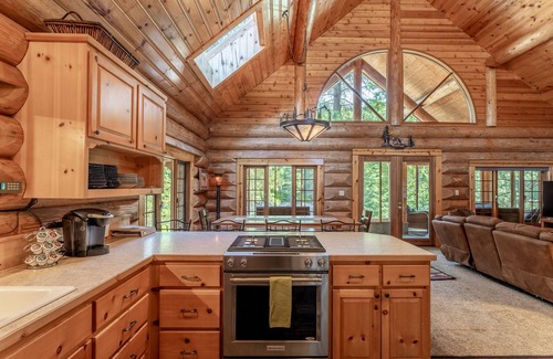 Leavenworth Cabin | JR's Riverfront Retreat ~ Waterfront ~ Hot Tub ~ Game Room