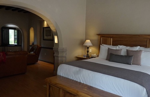 El Marques Bed & Breakfast | Jr Suite at Hacienda Mesón Real de Plata