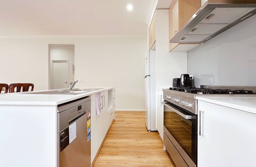 Manor Lakes House | Jubilee Home/Spacious Bedrooms/Comfy Beds/Smart TV