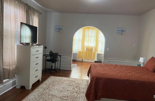 Weequahic Apartment | Judees Comfort 1 Charming 1 bedroom Studio walking distance to Hospital Public Transportation to New York City Airport Downtown Newark Restaurants and night life