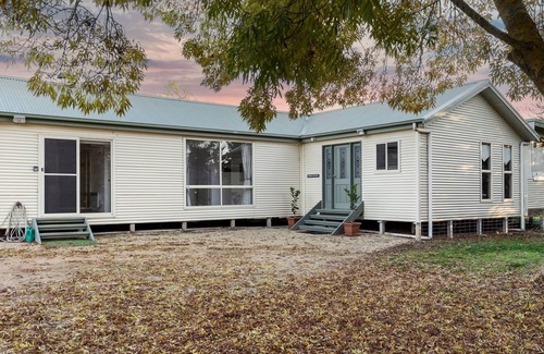 Mansfield Cottage | Jumbuck Cottage - Sitting amongst the surrounding rolling hills with mountain views.