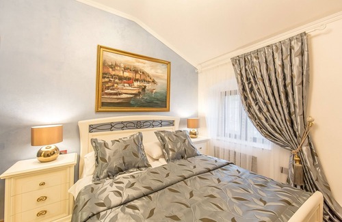 City Center Bed & Breakfast | Junior Suite in exquisite Bed & Breakfast Villa Hasi in center of town!