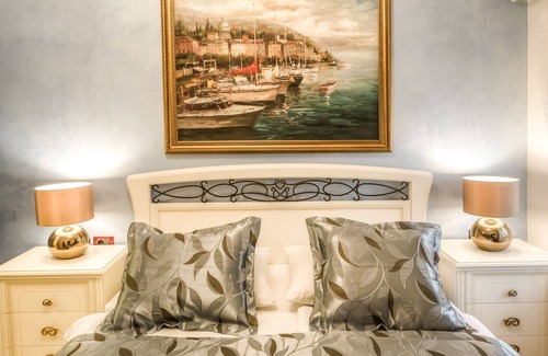 City Center Bed & Breakfast | Junior Suite in exquisite Bed & Breakfast Villa Hasi in center of town!