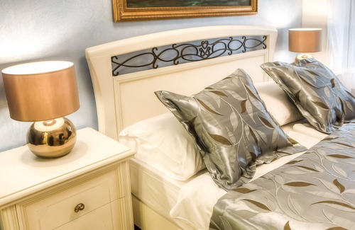 City Center Bed & Breakfast | Junior Suite in exquisite Bed & Breakfast Villa Hasi in center of town!