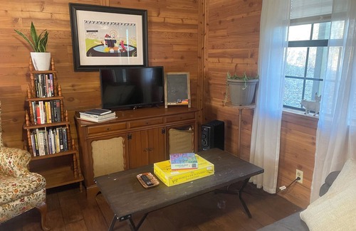 Dardanelle House | Juniper House, sweet little house tucked into the trees