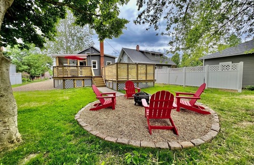 Three Oaks House | Juniper Presents: Elegant & Cozy Guesthouse w/Hot Tub + Firepit, Walk to Town