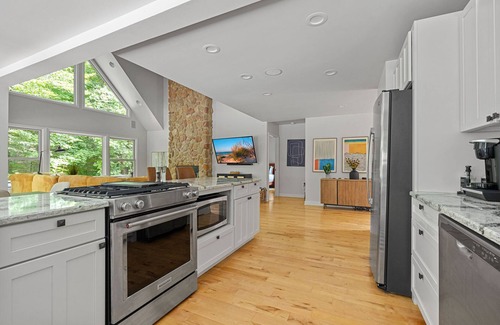 Three Oaks House | Juniper Presents, Gray Haven: A Stunning Woodland Retreat with Pool