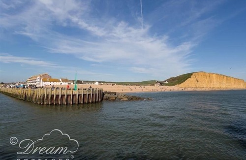 West Bay Cottage | JURASSIC VIEW, romantic, country holiday cottage in West Bay