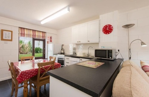 Holywell Apartment | Just a few steps from the beach!