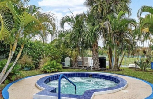 Jog Road Condo | JUST PACK YOUR SWIMSUITS! 12 min to Beach!Pool &hot tub! Beautiful,Updated Condo
