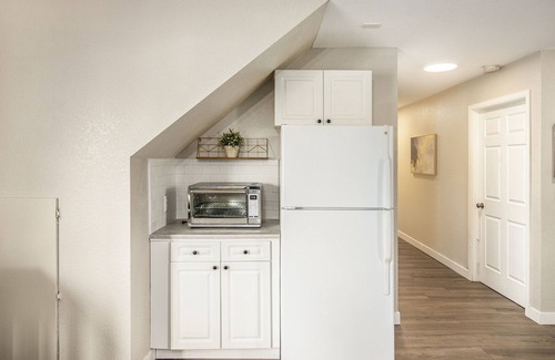 Castle Rock House | Just Steps to the Rock Hike! Bright, Modern 2 Bedroom