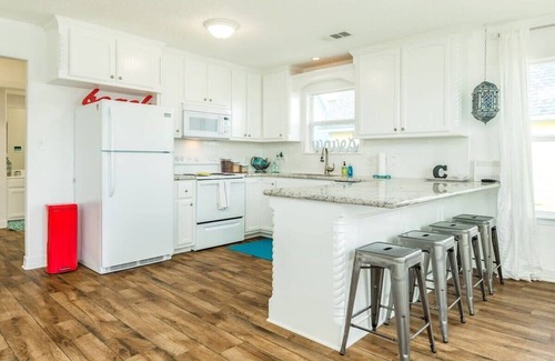 Surfside Beach House | Just Take It Easy - Modern Decor, Chill Vibe!