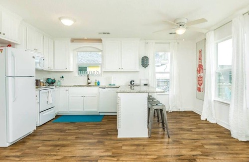 Surfside Beach House | Just Take It Easy - Modern Decor, Chill Vibe!