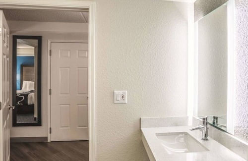 Ahwatukee Foothills House | Just What You Were Looking For! Free Breakfast, Onsite Pool, Free Parking