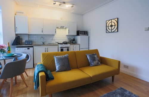 Southend-on-Sea Apartment | K Suites - 2 BR Apt - 3 min walk from beach