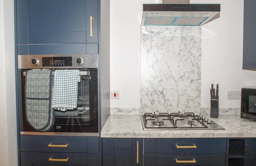 Peterborough Apartment | K Suites - Modern 2 bedroom Apartment for 6 pax w/free parking