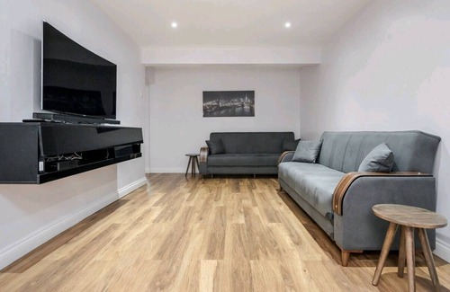 River House | K Suites - Spacious 4 Bedroom w/Parking and WiFi