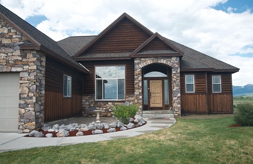 Driggs House | KABINO: Hot Tub Pool Table Fire Pit Exercise Room Mtn Views 2 Levels 2 Living Rooms WiFi Grill