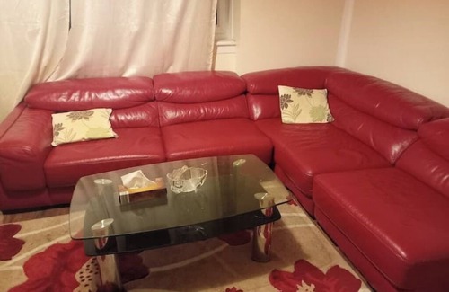 Drumchapel Apartment | π‘ Kaffuhsmartt: Peaceful Family Retreat Near Shops & Transit