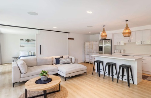 Newport Apartment | Kahakai Garden Just footsteps from the beach