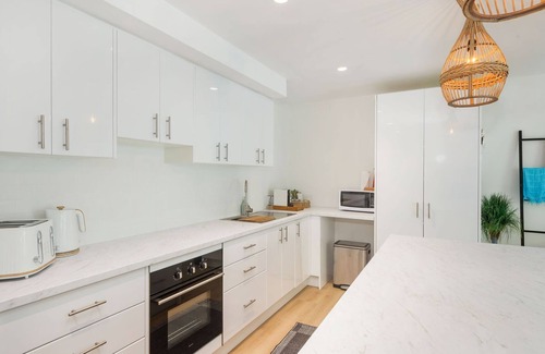 Newport Apartment | Kahakai Garden Just footsteps from the beach