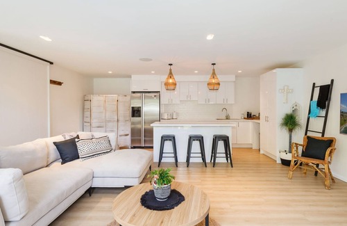 Newport Apartment | Kahakai Garden Just footsteps from the beach