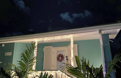 Rum Point House | Kai Baby Waterfront Cottage Private Pool Cabana Kayaks Paddleboards & Bikes!