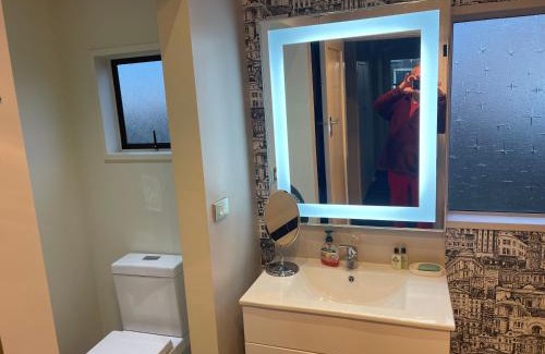 Kaiapoi House | Kaiapoi Village House Deluxe Bedroom with Ensuite