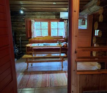 Syote House | Kaira 27, kahden makuuhuoneen kelomökki Syötteellä, valaistun ladun vieressä