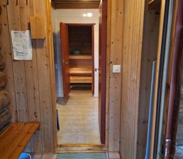 Syote House | Kaira 27, kahden makuuhuoneen kelomökki Syötteellä, valaistun ladun vieressä